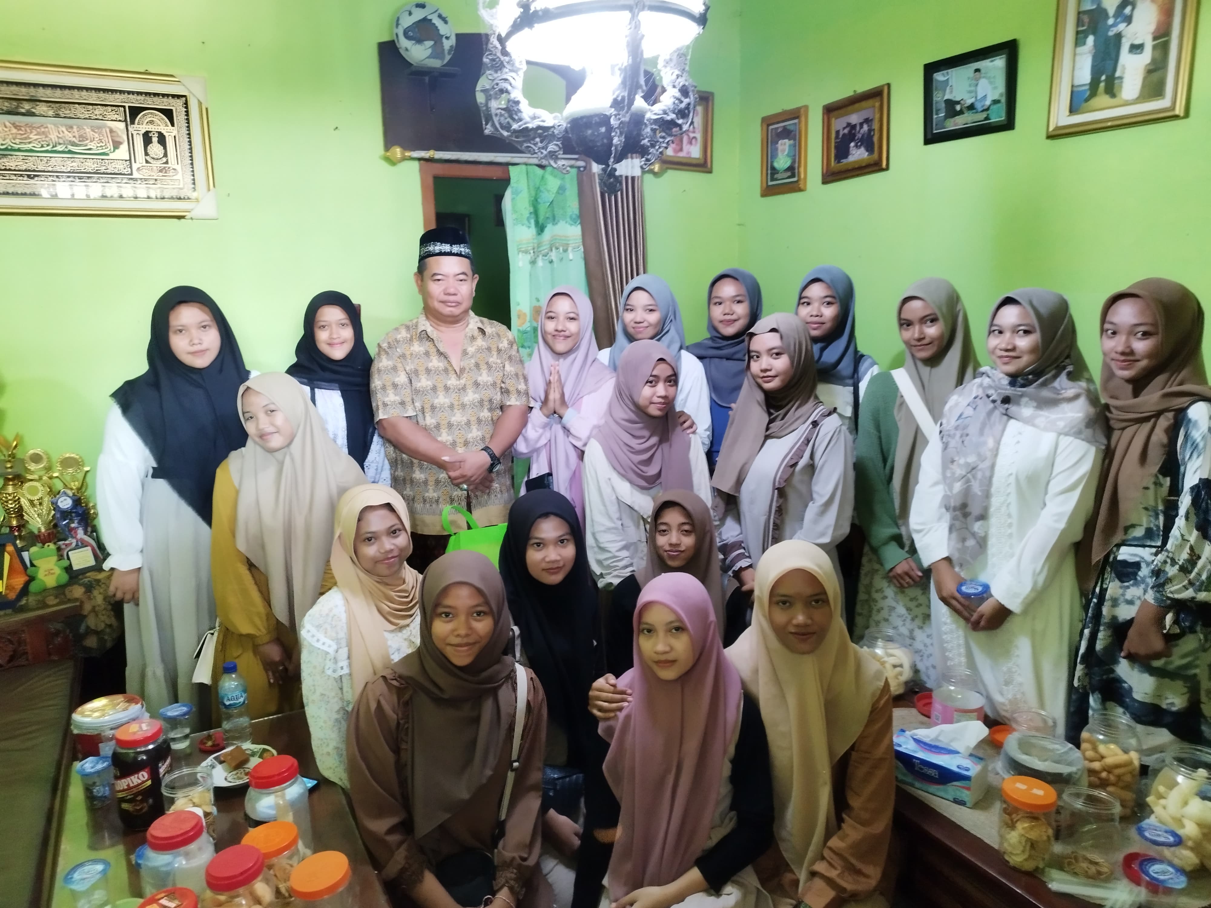 XI TKJ 2 halal bihalal di rumah pak Hari